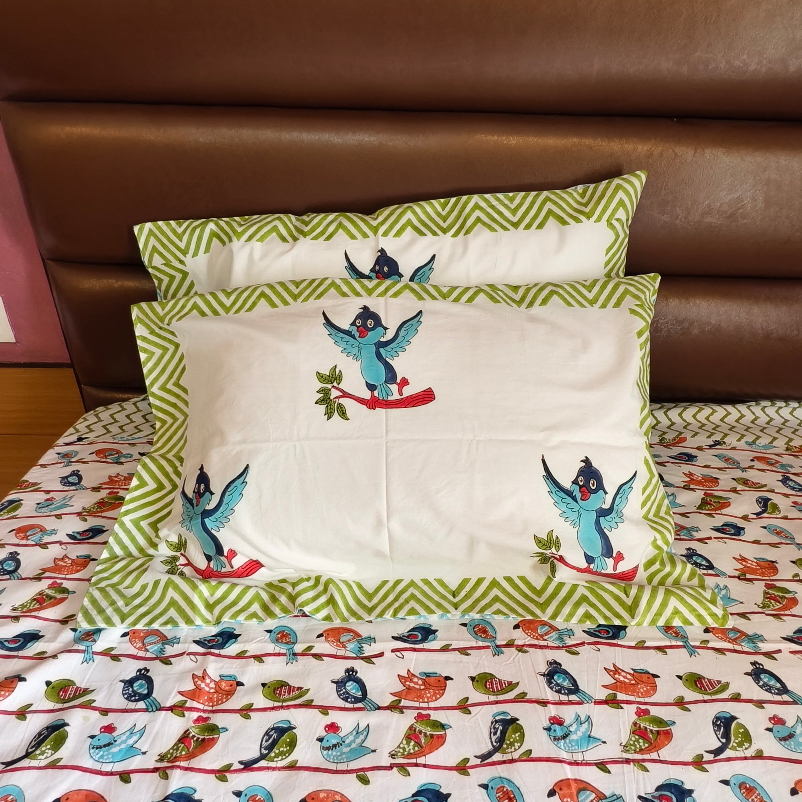 Car Print Handblock Cotton Double  Bedsheet Set with 2 Pillow Covers